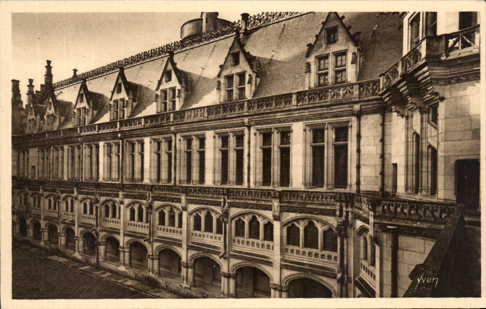 CPA Chateau De Pierrefonds Colonnade de la d'honneur