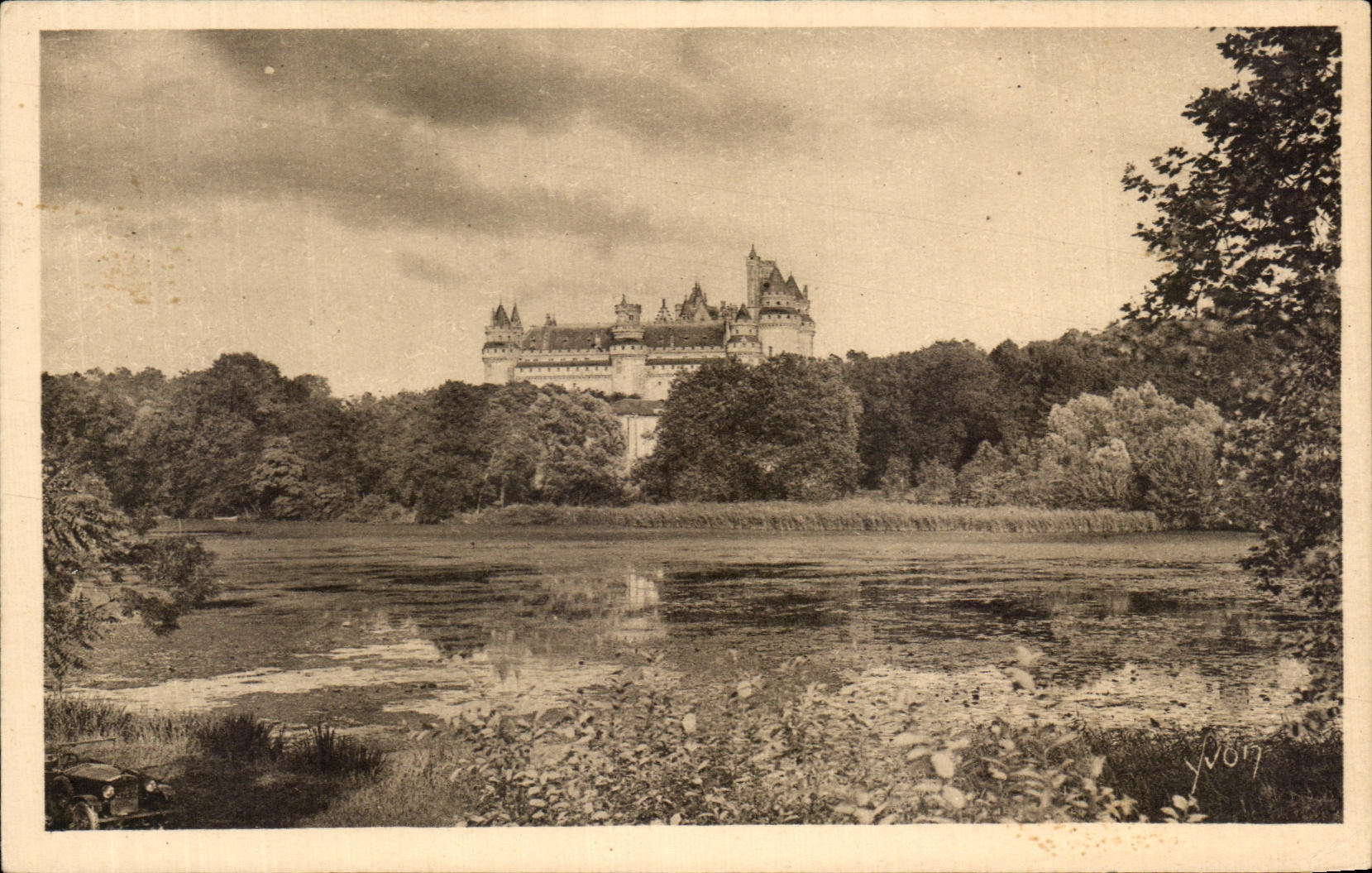 CPA Chateau De Pierrefonds Vue Generale prise de l'Etang