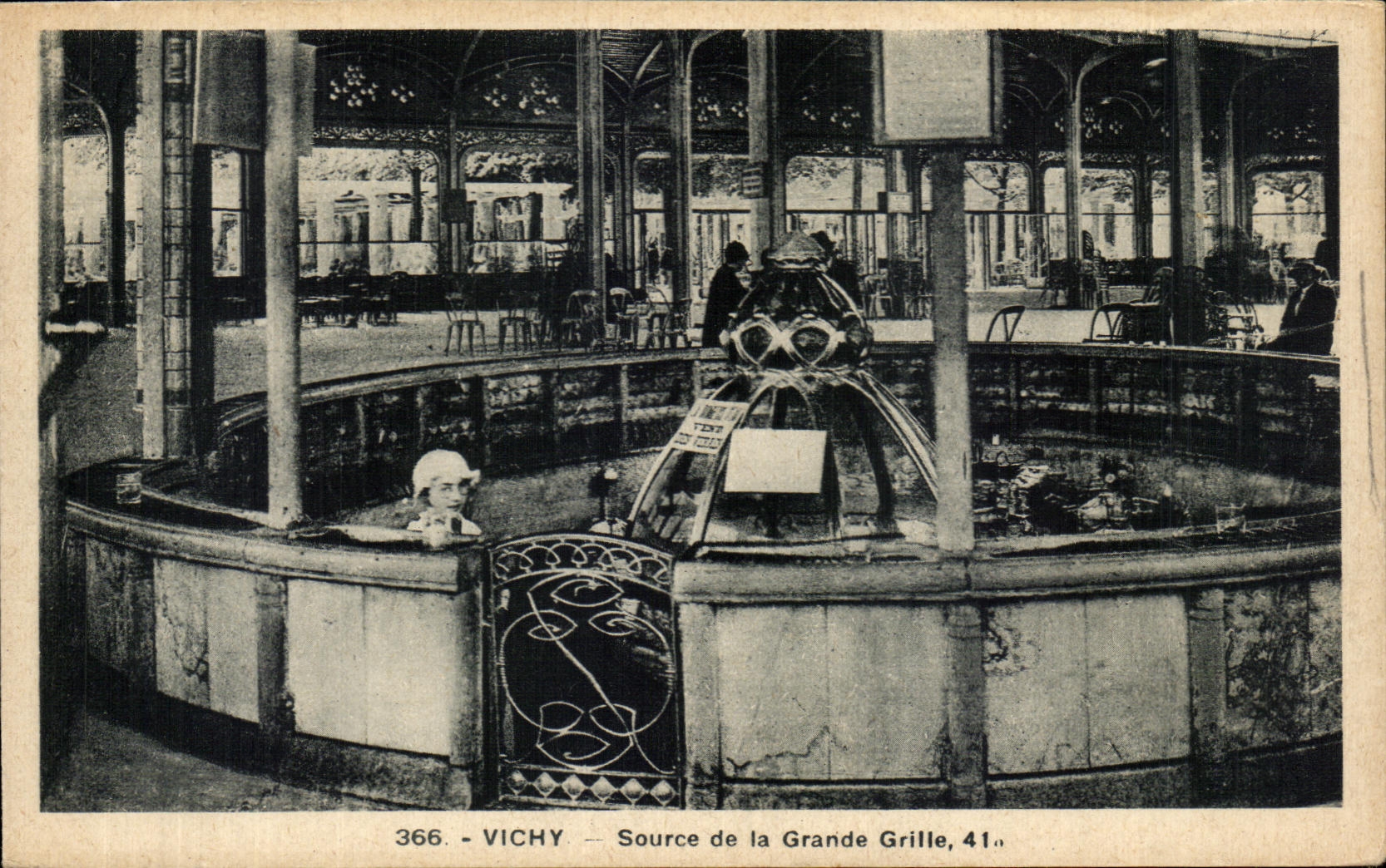 CPA Vichy Source de la Grande Grille
