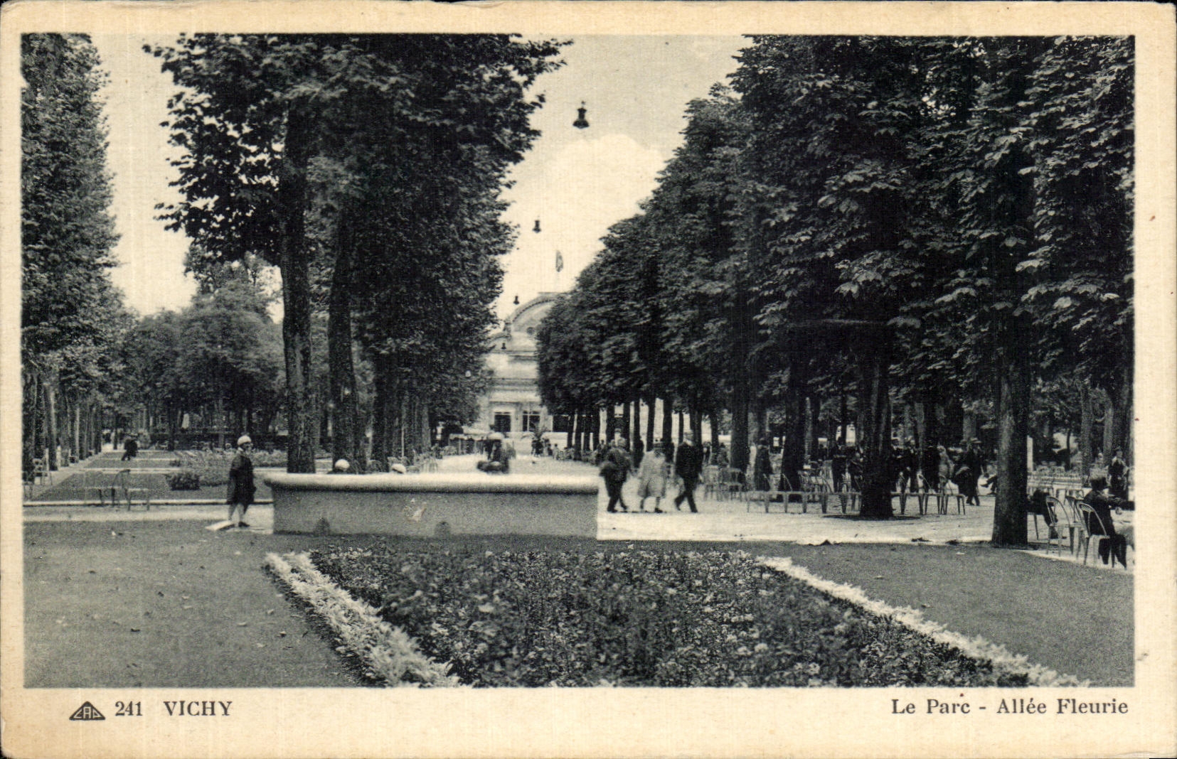 CPA Vichy Le parc Allee Fleurie