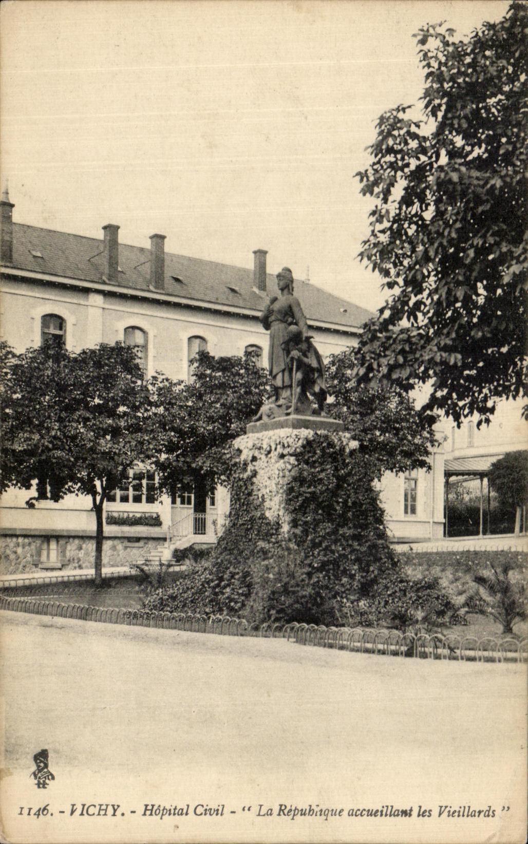 CPA Vichy Hopital Civil la Republique accueillant Vieillards