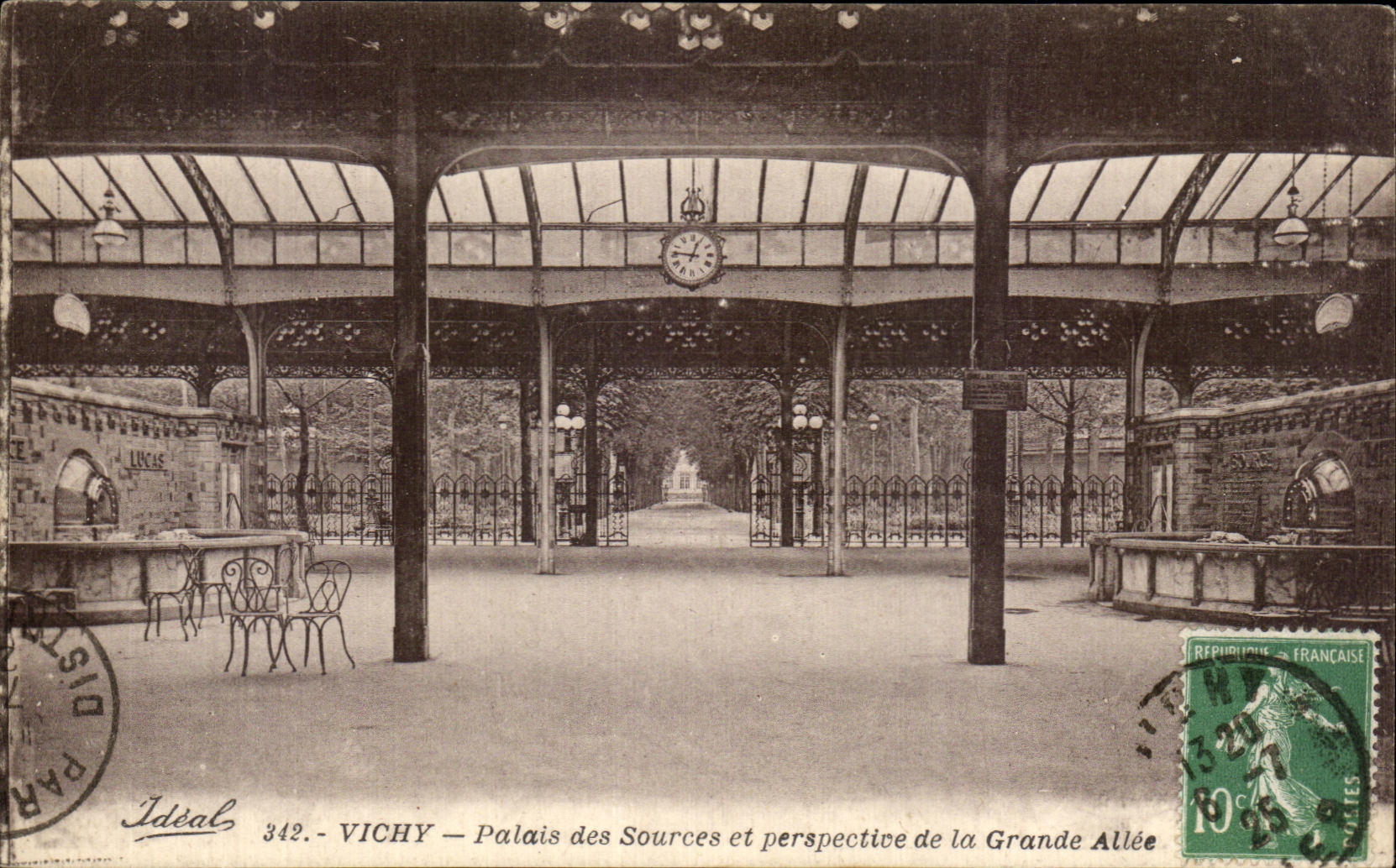 CPA Vichy Palais des Sources et perspective de la Grande Allee