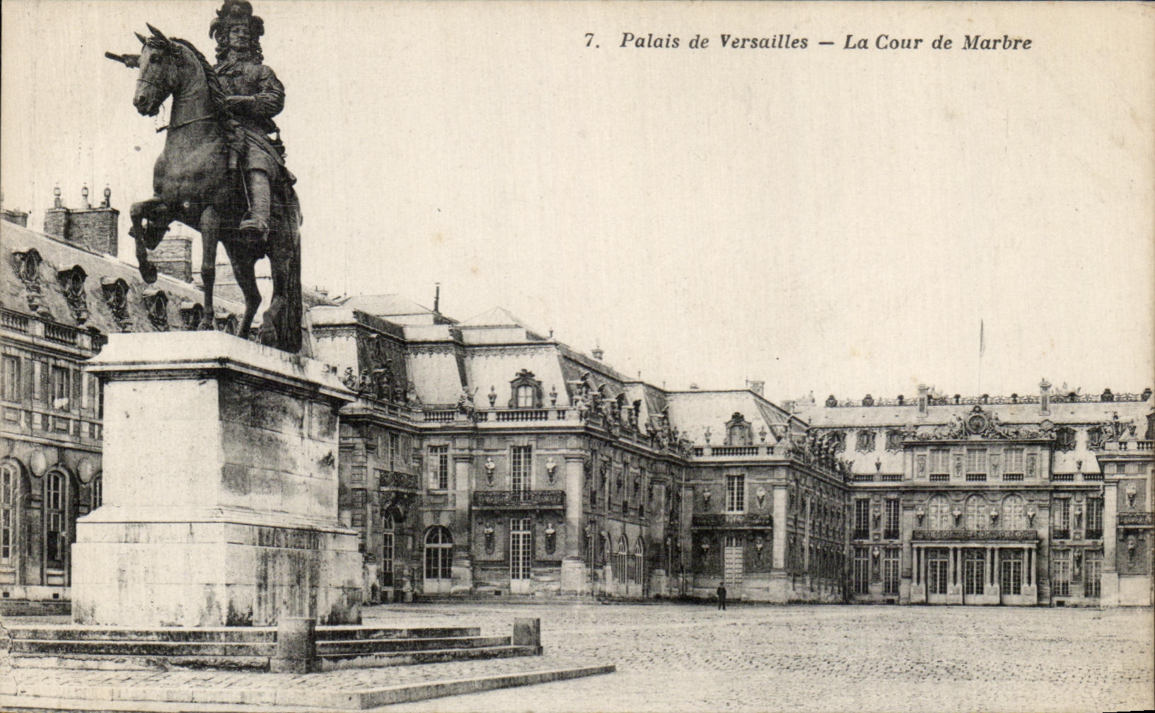 CPA Palais de Versailles La Cour de Marbre
