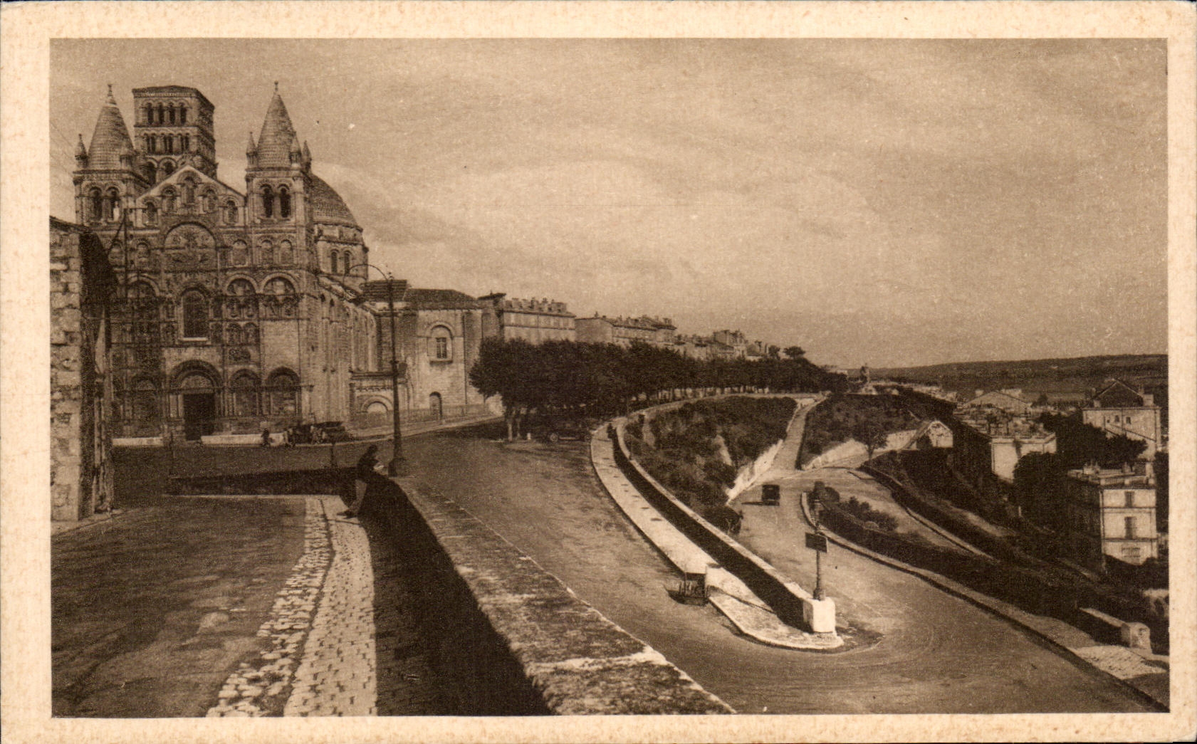 CPA Angouleme cathedrale Saint Pierre et remparts