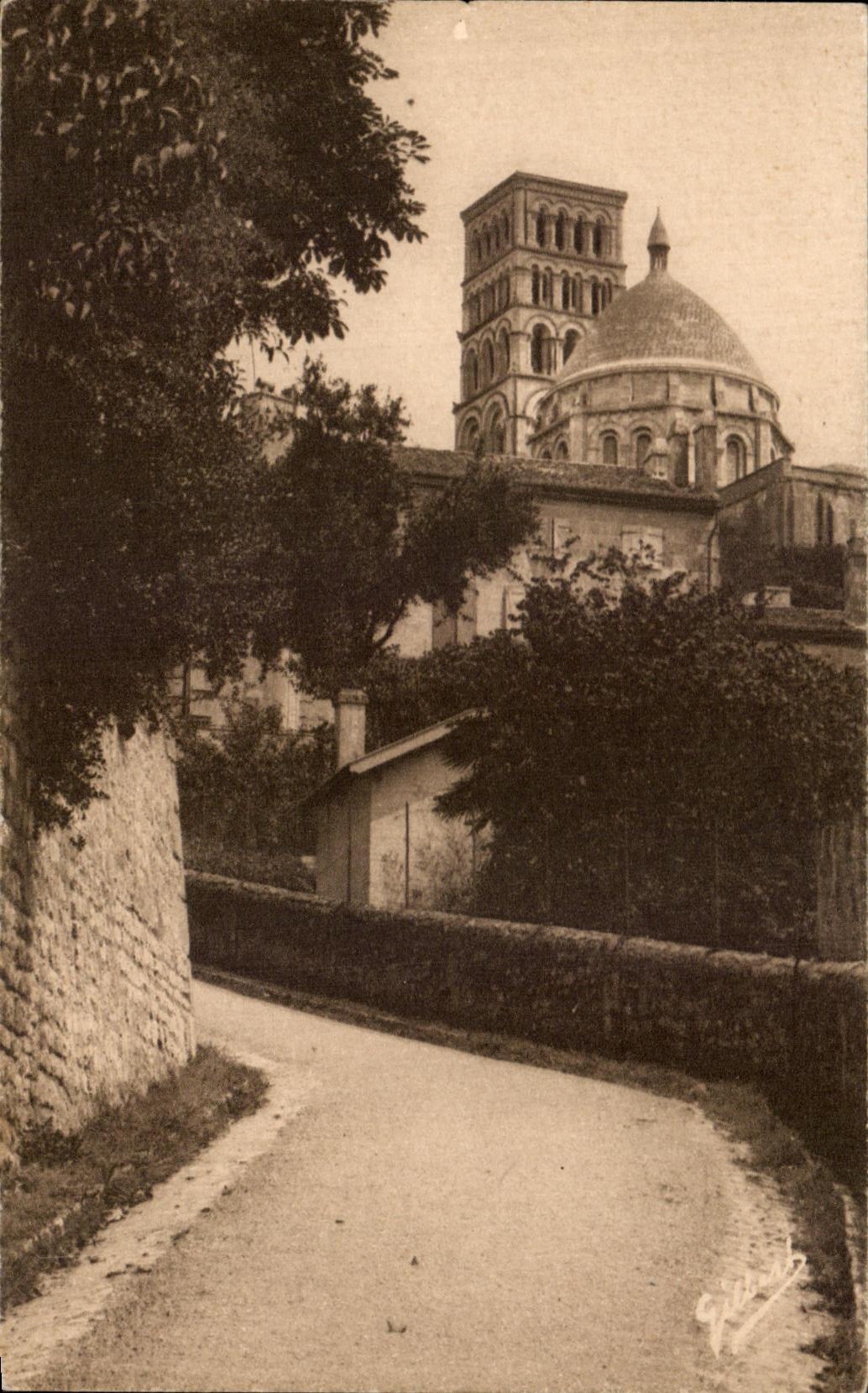 CPA Angouleme La vieille rue Saint Martin montant a la cathedrale