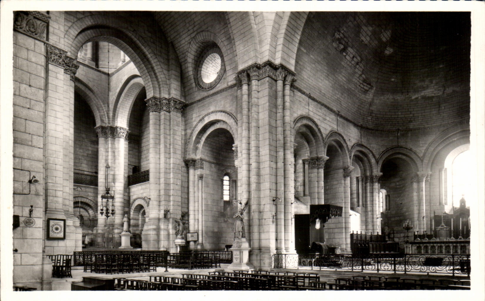 CPA Catherale D'Angouleme Transept nord et maitre autel
