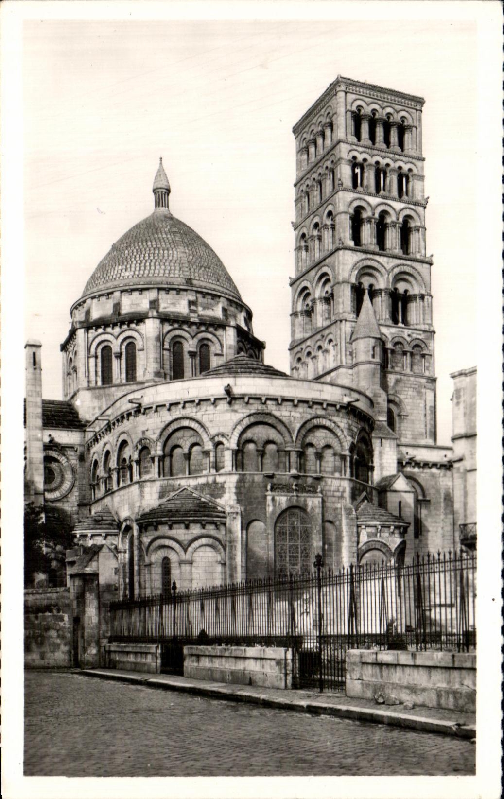 CPA Catherale D'Angouleme Vue generale