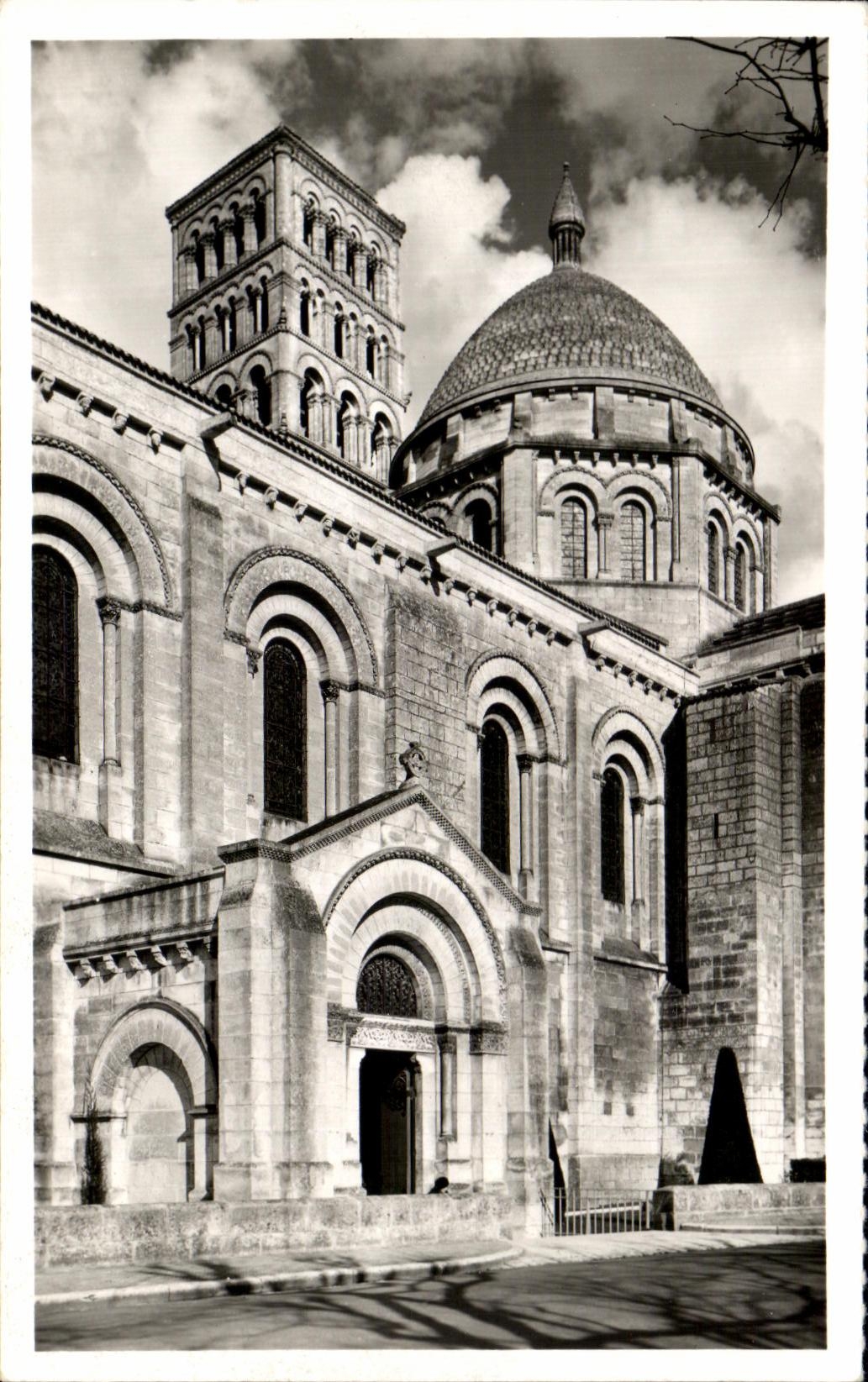 CPA Angouleme Cathedrale St Pierre Le chevet La grande coupole et la tour 