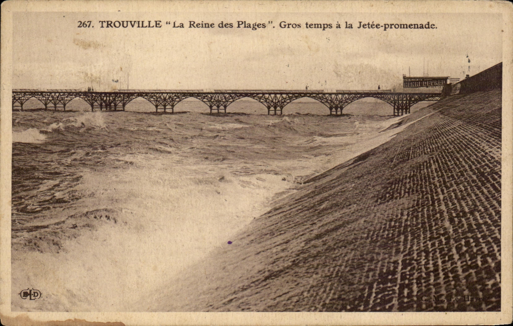 Tiempo pesado de CPA Trouville con la caminata del embarcadero