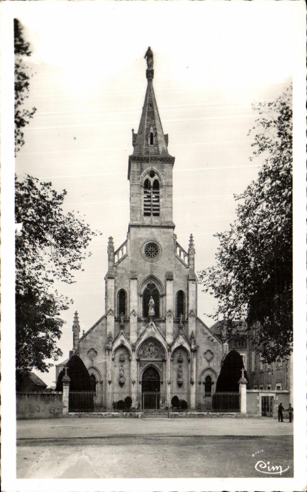 CPA Issoudun Basilique du Sacre Coeur