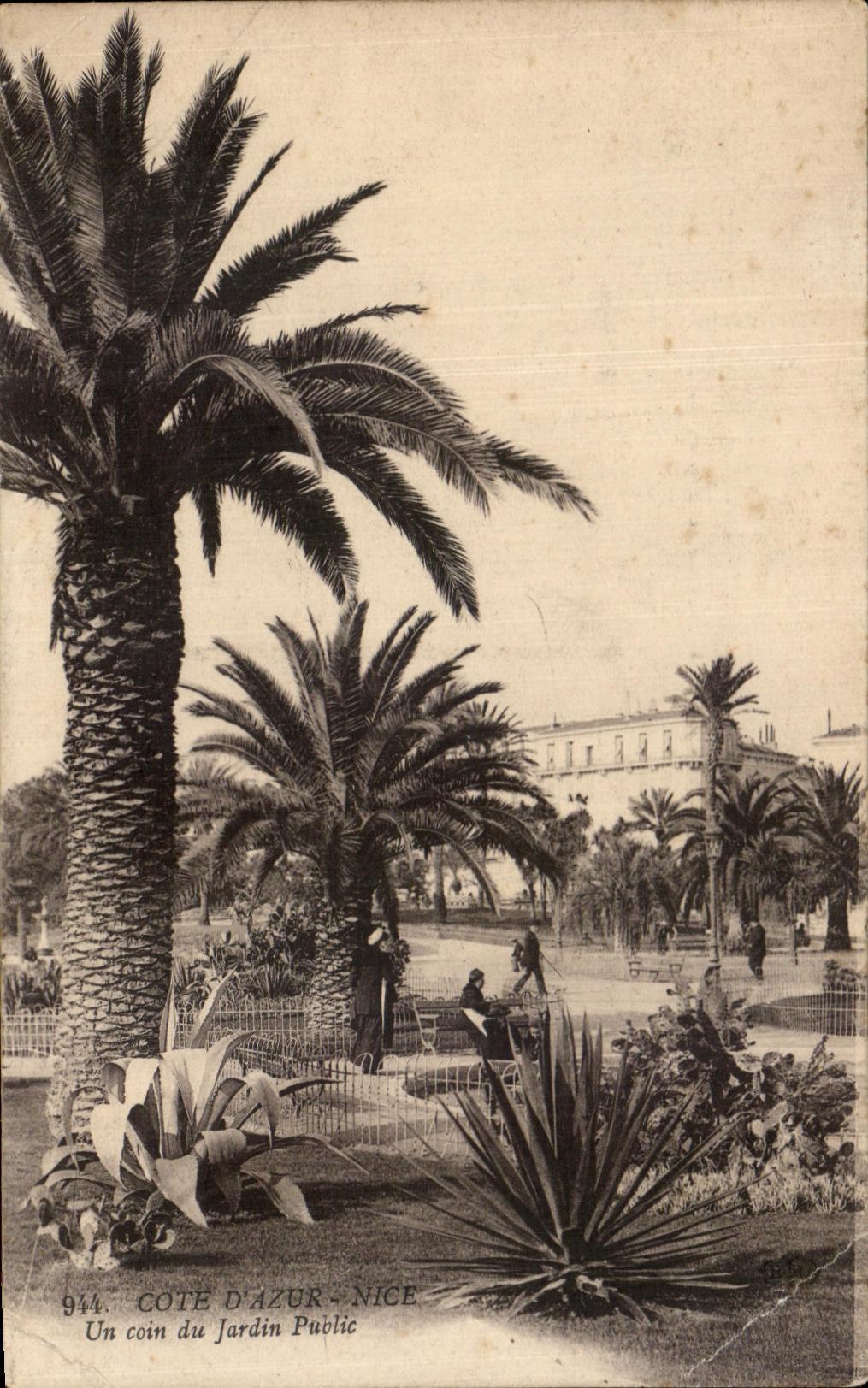 CPA Niza D Azur dimensiona una esquina del jardin publico
