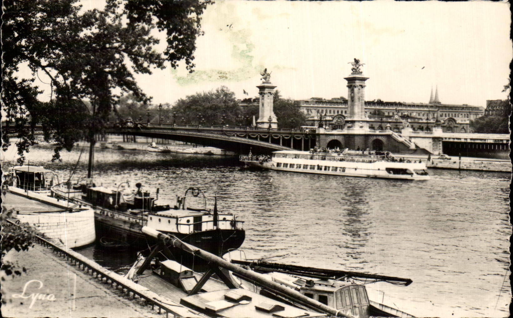 CPA Paris the Bridge Alexandre III and banks of the Seine Barge Boat