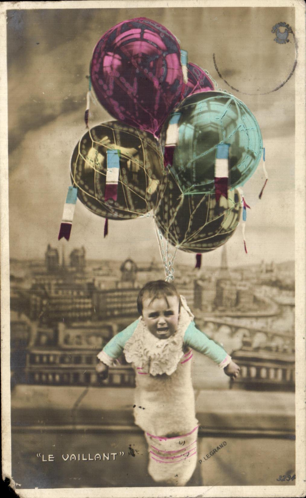 El bebe del nino de la fantasia de CPA hincha el valeroso