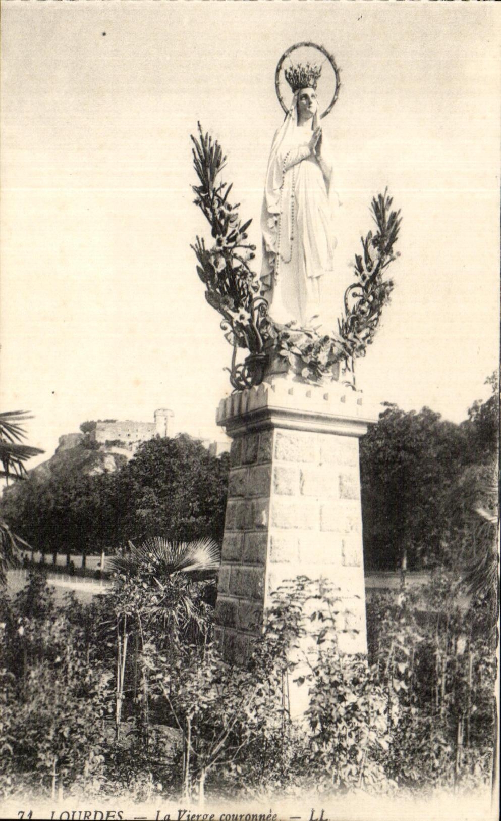 CPA Lourdes the Couronnee Virgin