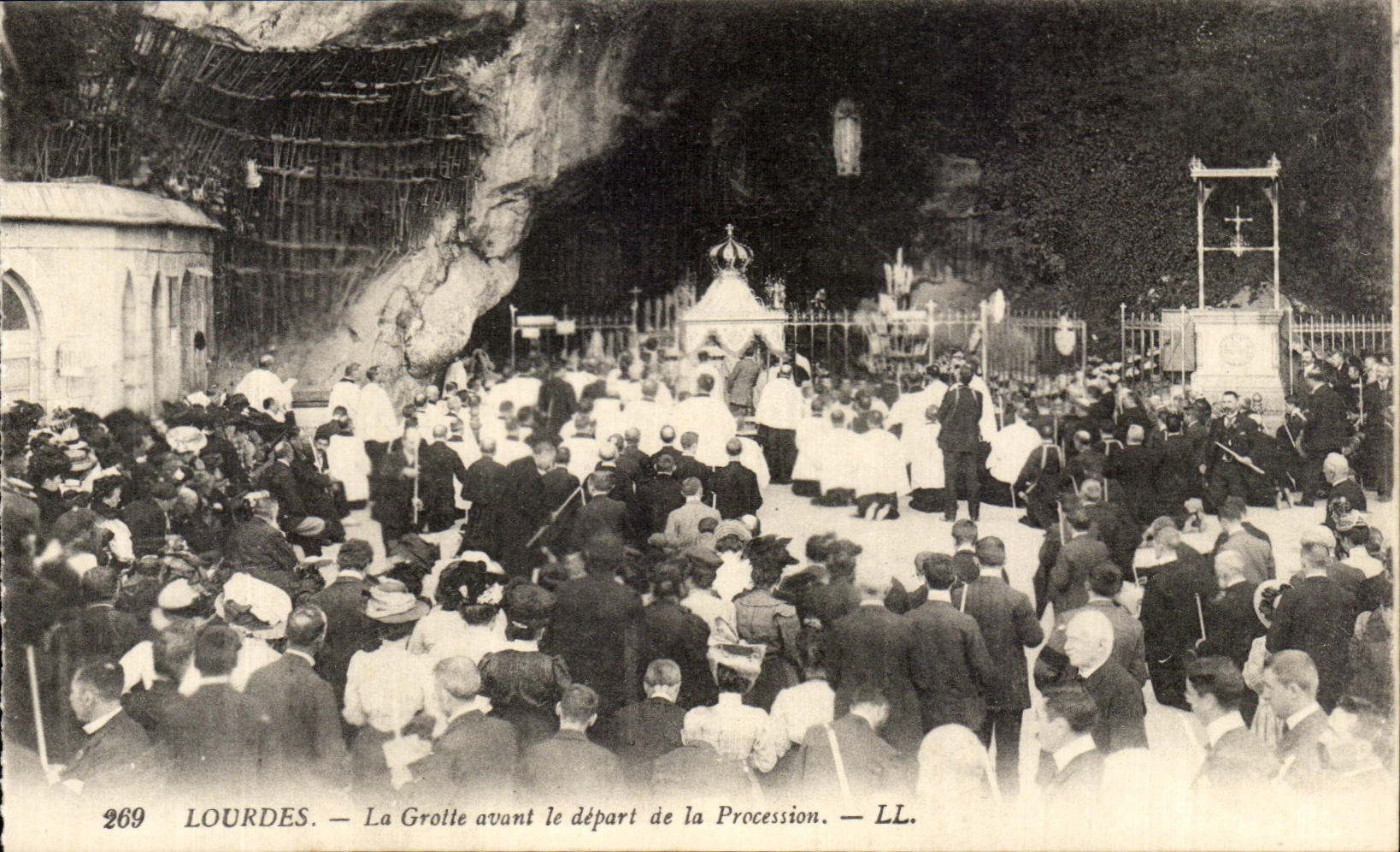 CPA Lourdes the cave before the departure of the Procession
