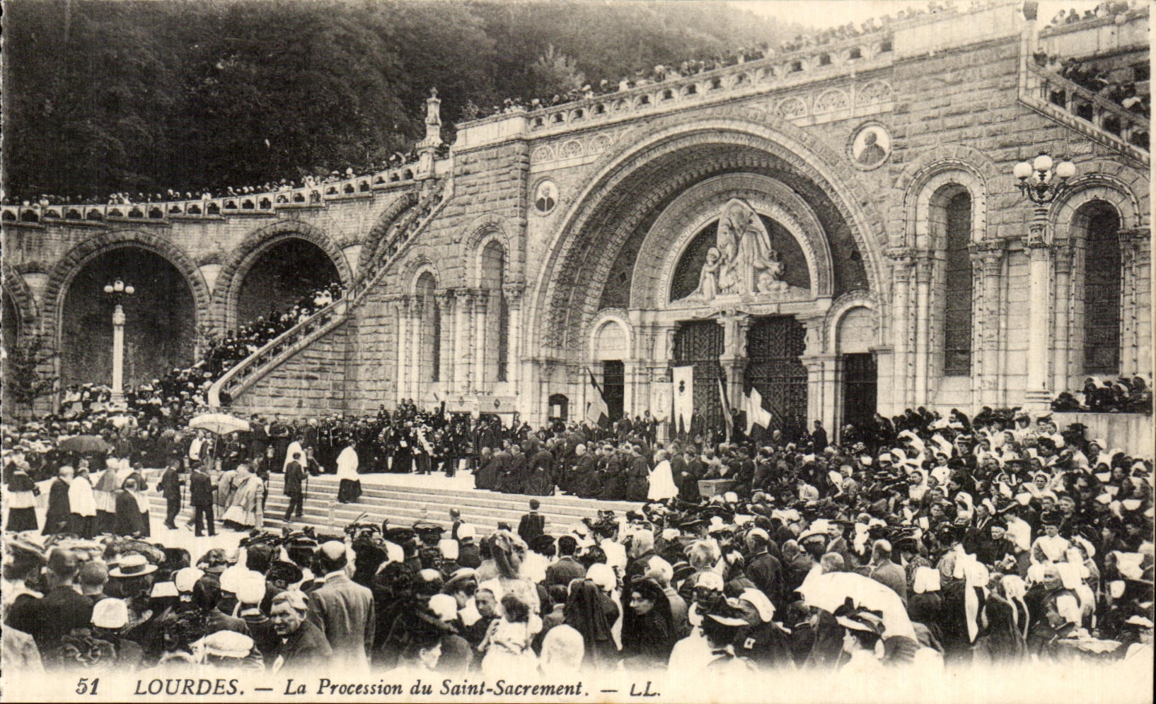CPA Lourdes the Procession of Blessed Sacrament