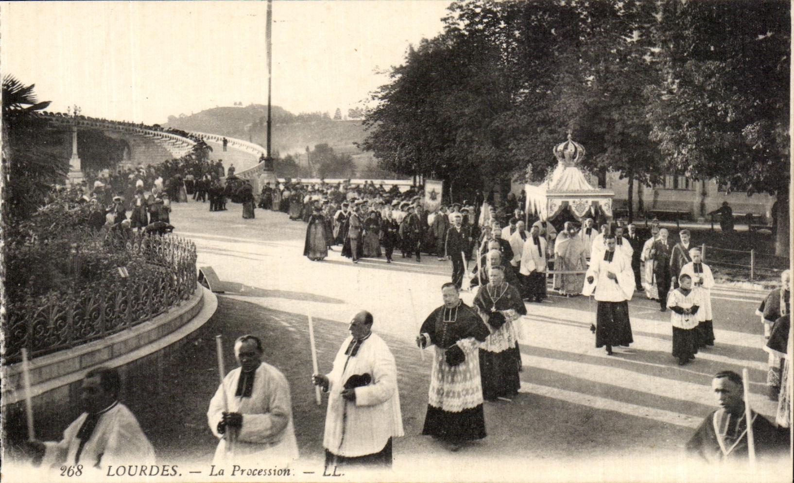 CPA Lourdes the Procession