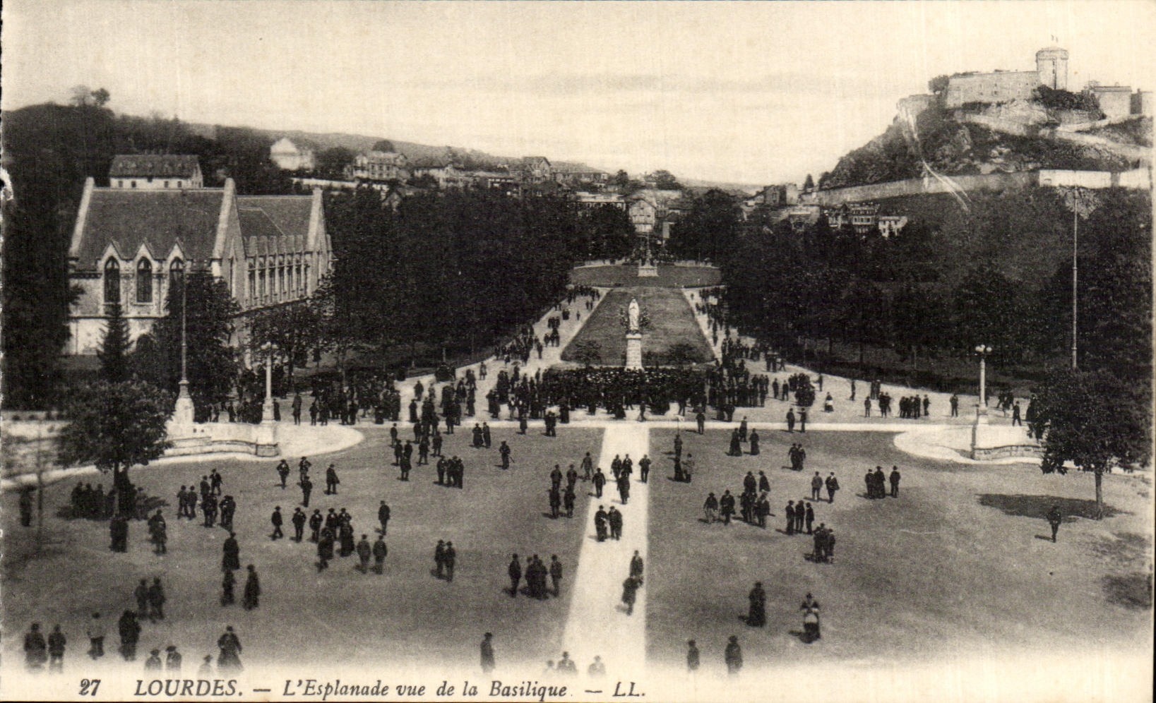CPA Lourdes the Esplanade Seen of the basilica