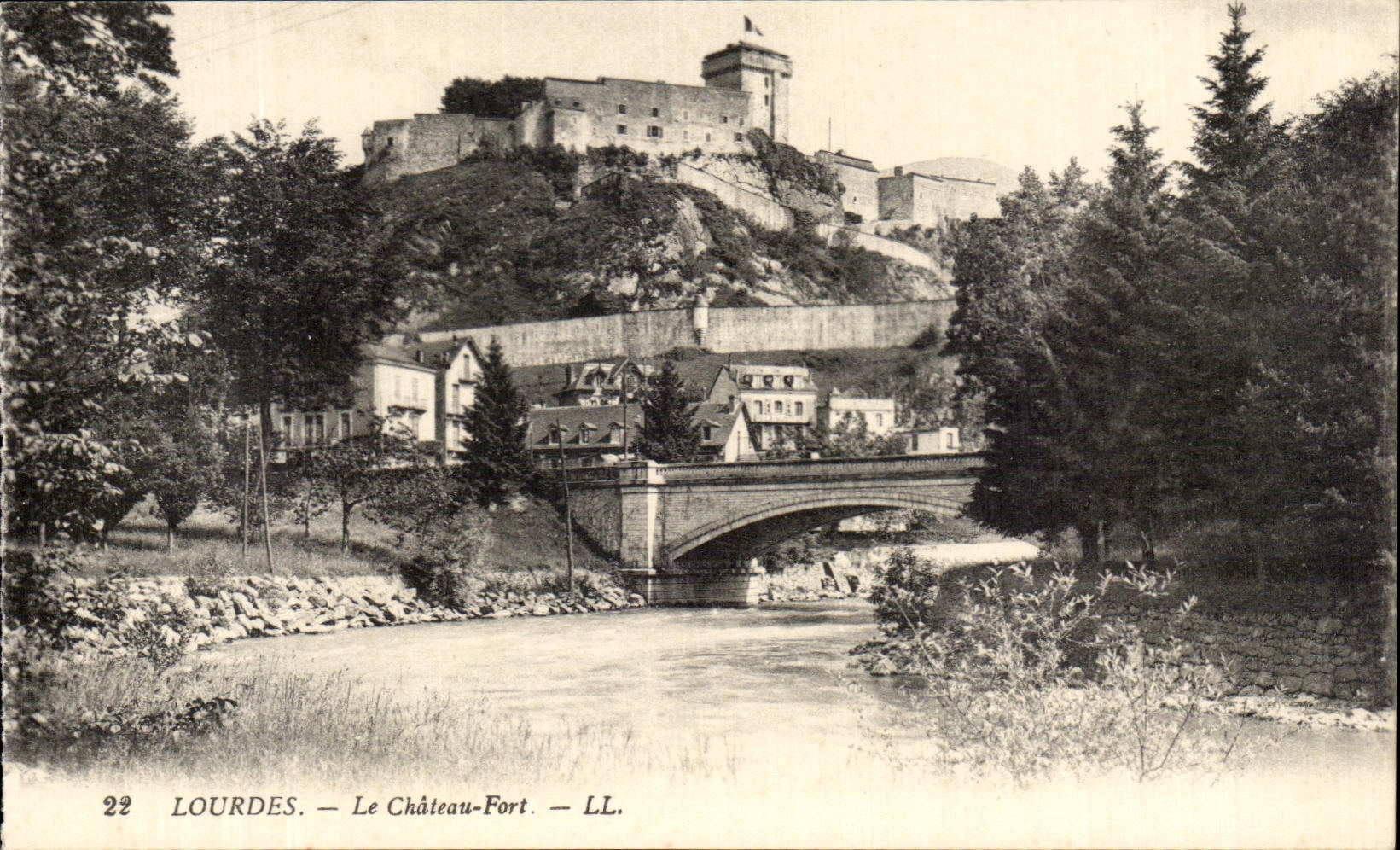 CPA Lourdes the Castle Fort