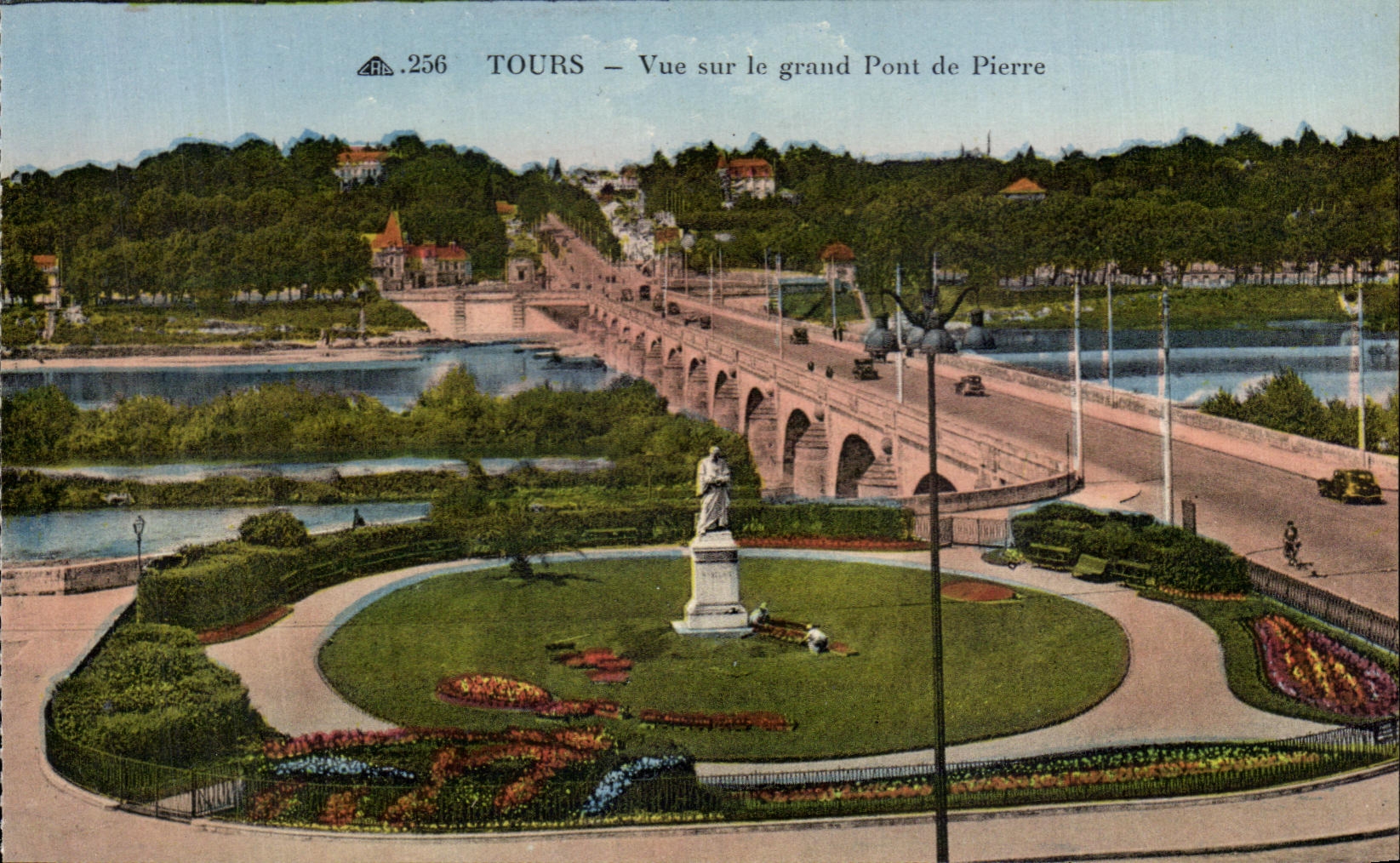 CPA Tours Vue sur le grand Pont de pierre