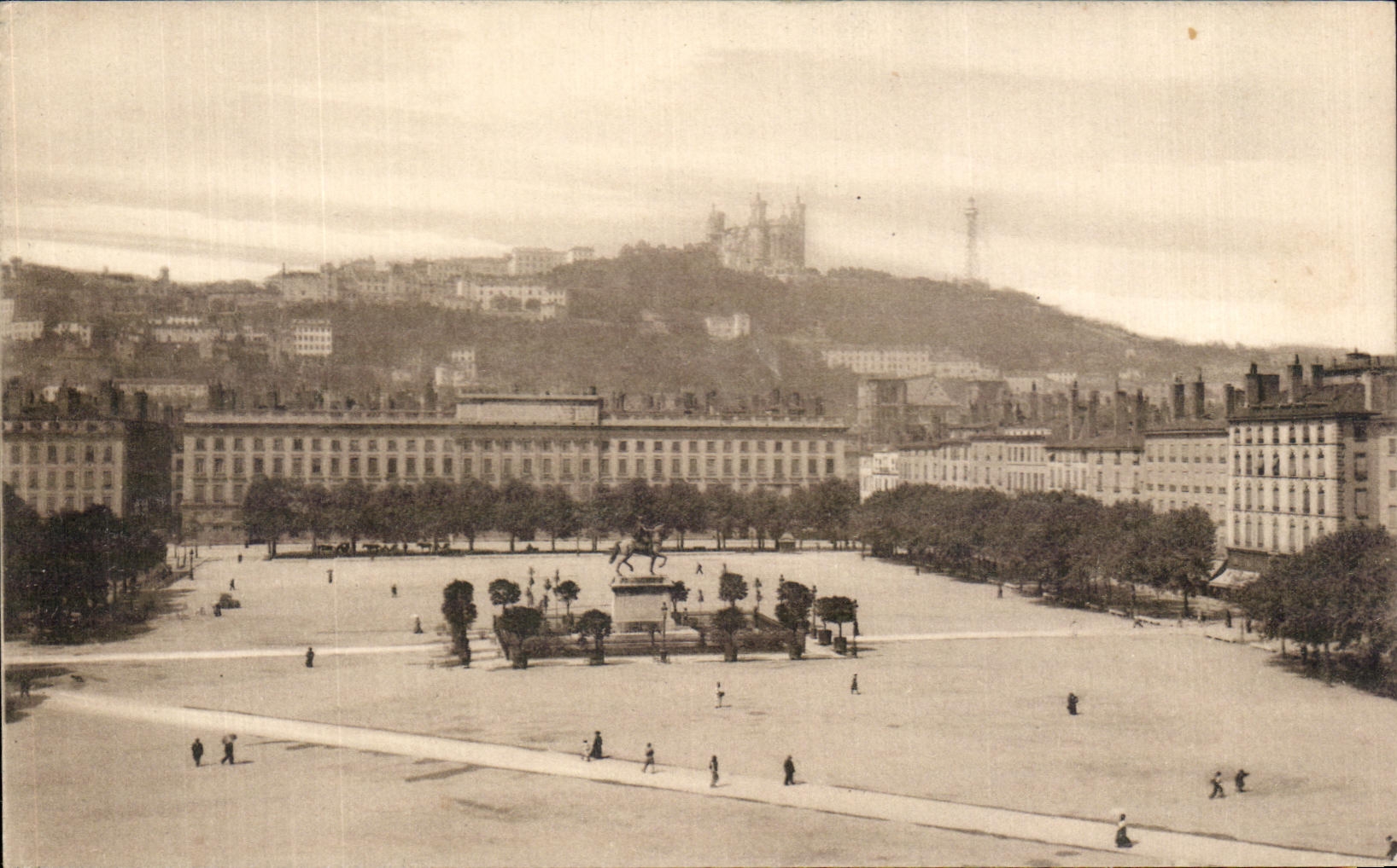 CPA Lyon Together Of the Bellecour Place