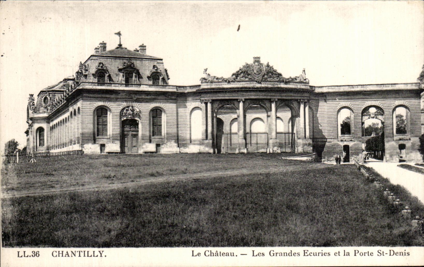 CPA Chantilly Le Chateau Les Grandes Ecuries Et La Porte St Denis