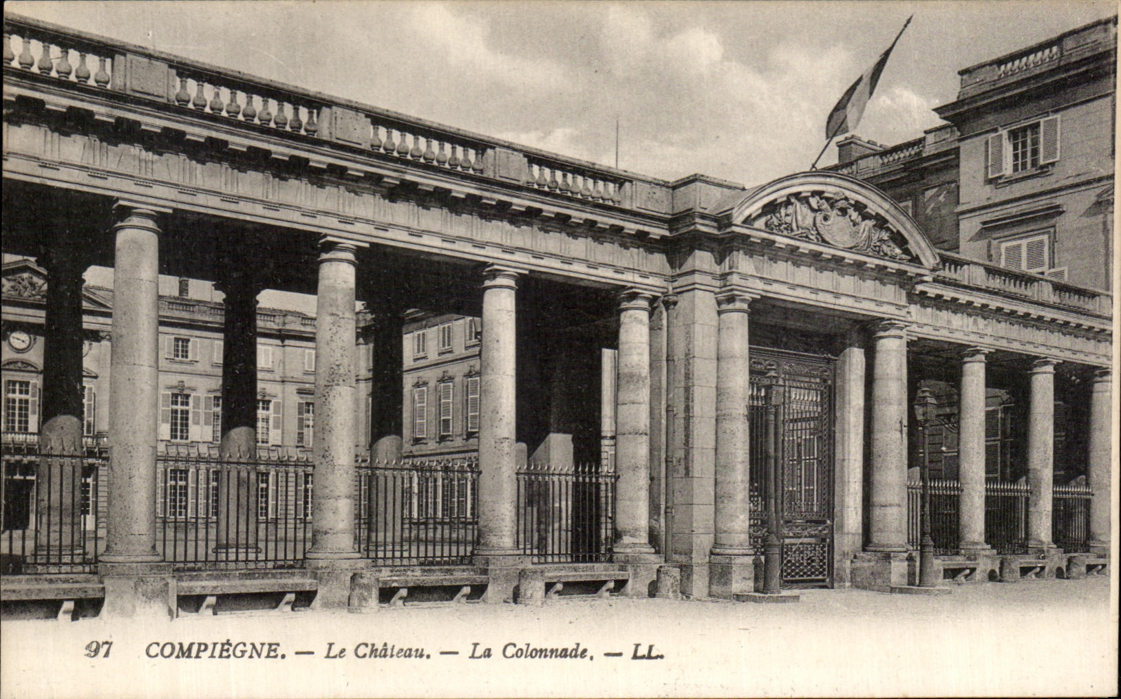 CPA Compiegne the Castle the Colonnade