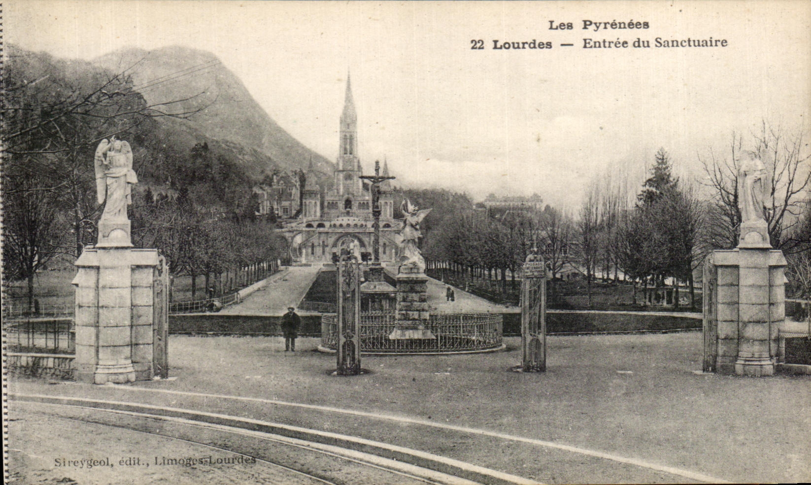 CPA the Pyrenees Lourdes Entrance Of the Sanctuary