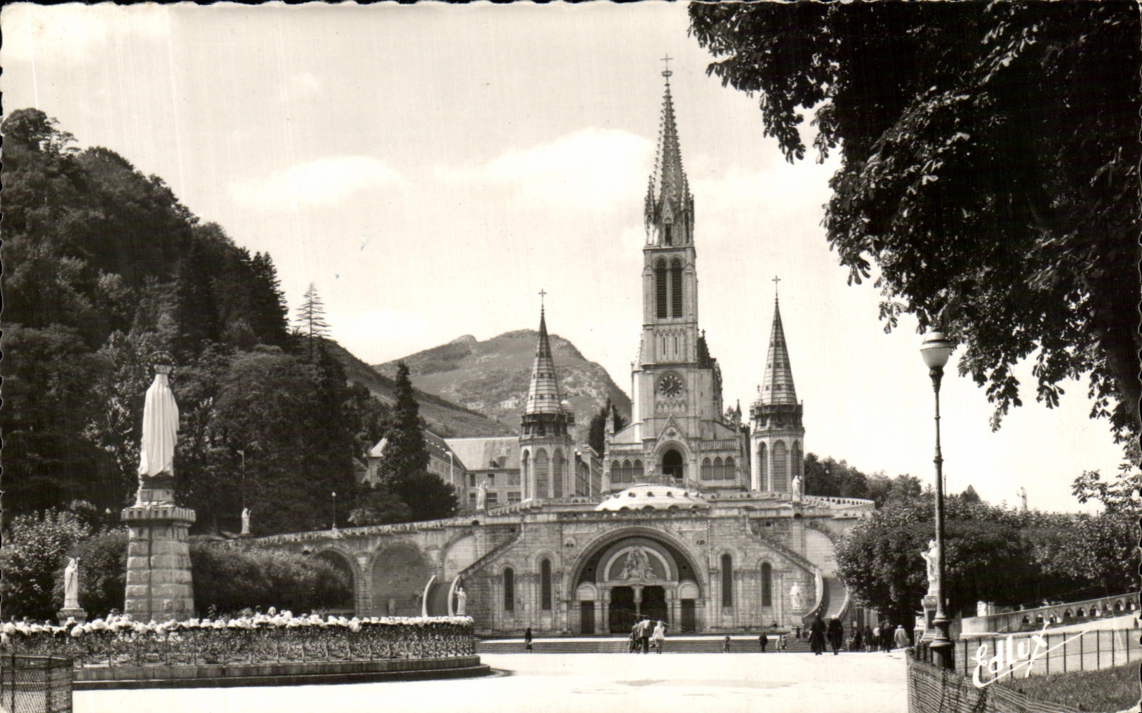 CPA Lourdes Basllique And the Couronnee Virgin