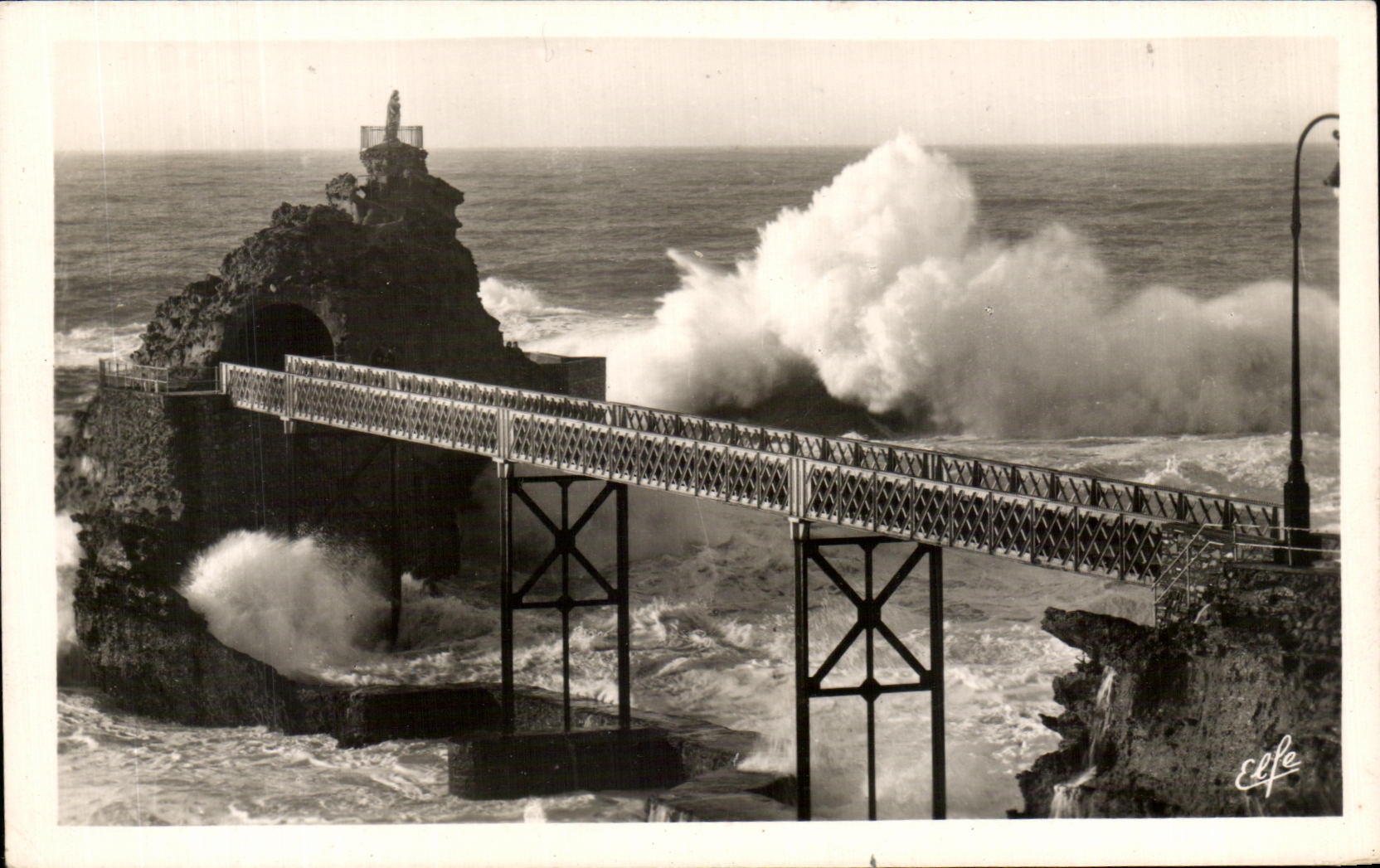 CPA Biarritz Le Rocher De La Viege Par Gros temps
