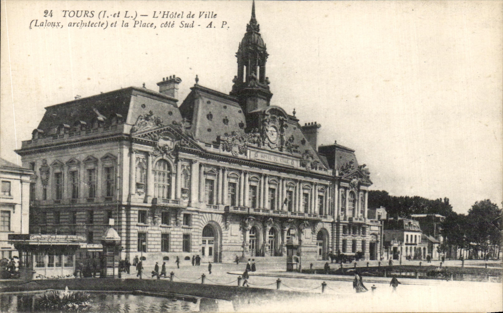 CPA Tours L'Hotel de Ville et la Place cote sud