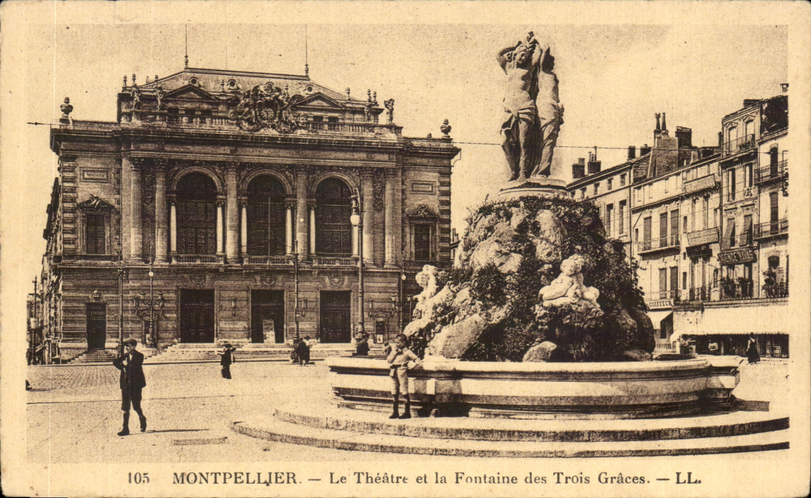 CPA Montpellier Le Theatre et la Fontaine des Trois Graces