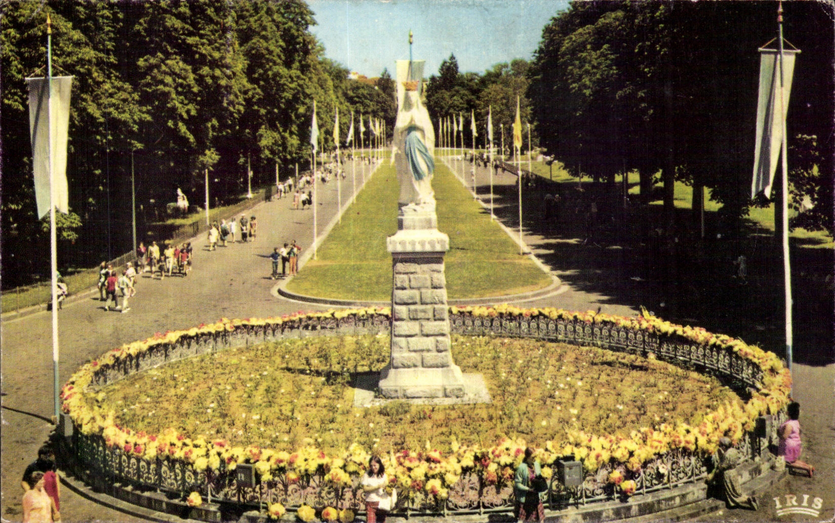 CPSM Lourdes the Couronnee Virgin