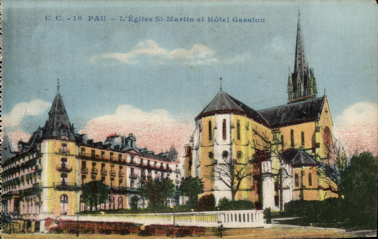 CPA Pau L'Eglise St Martin et Hotel Gassion