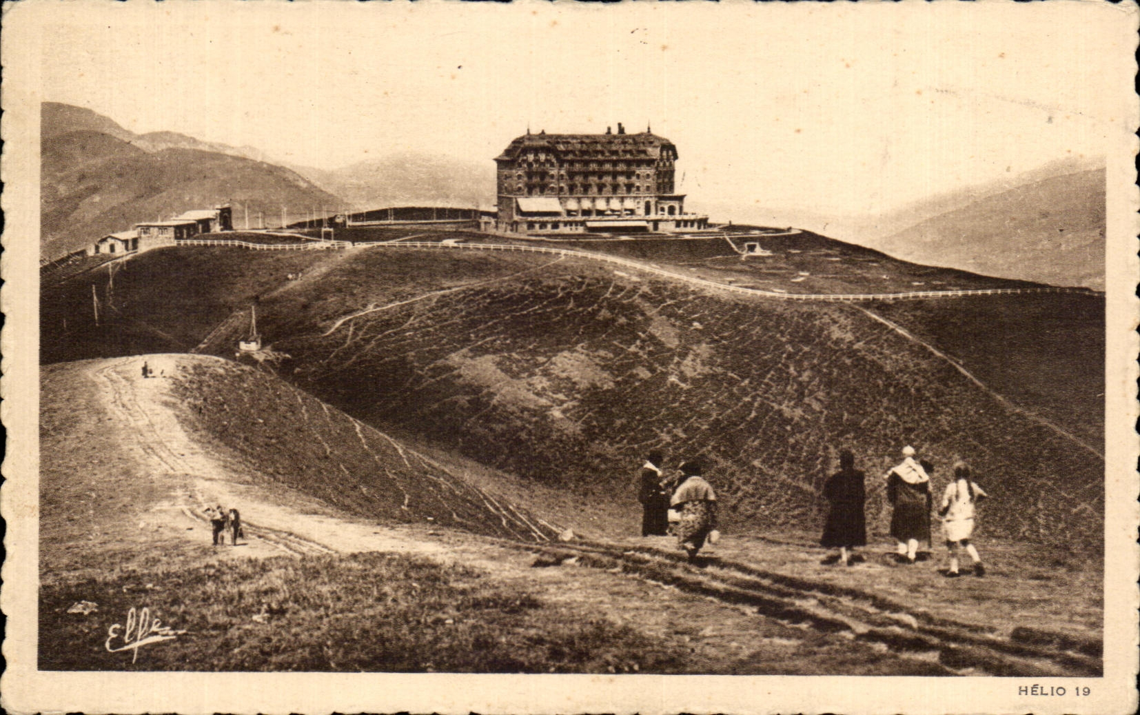 CPA Luchon Superbagneres Train station And the Large Hotel