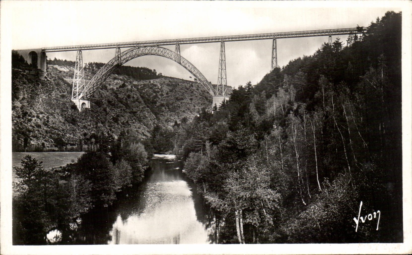 CPA Saint Flour La Vallee de la Truyere et le viaduc de Garabit