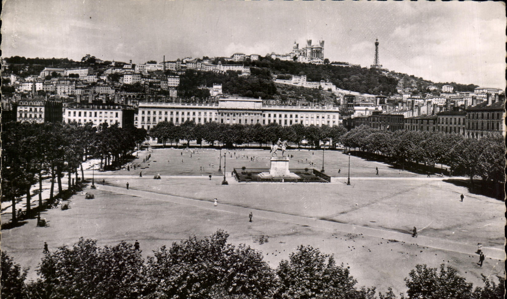 CPSM Lyon Places Bellecour