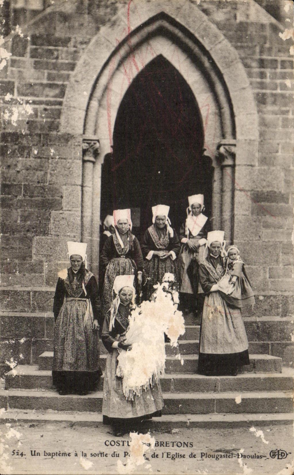 CPA Costumes Bretons Un bapteme a la sortie du l'Eglise de Plougastel Folklore