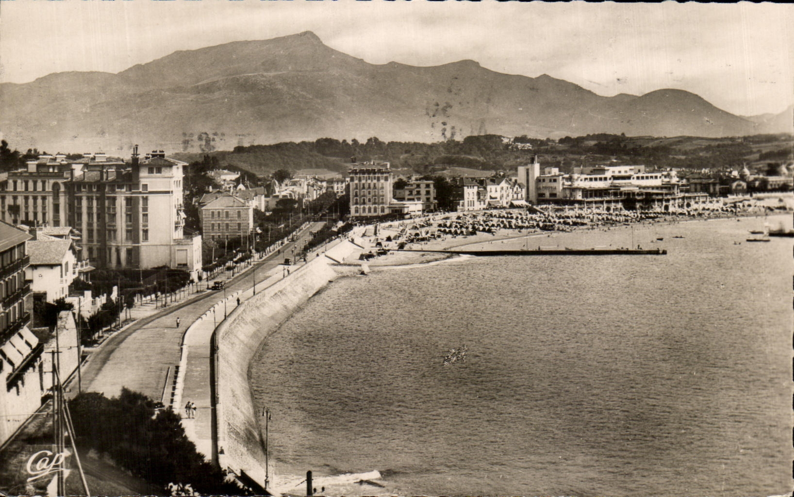 CPA St Jean de Luz Vue generale de la Plage et la Rhune