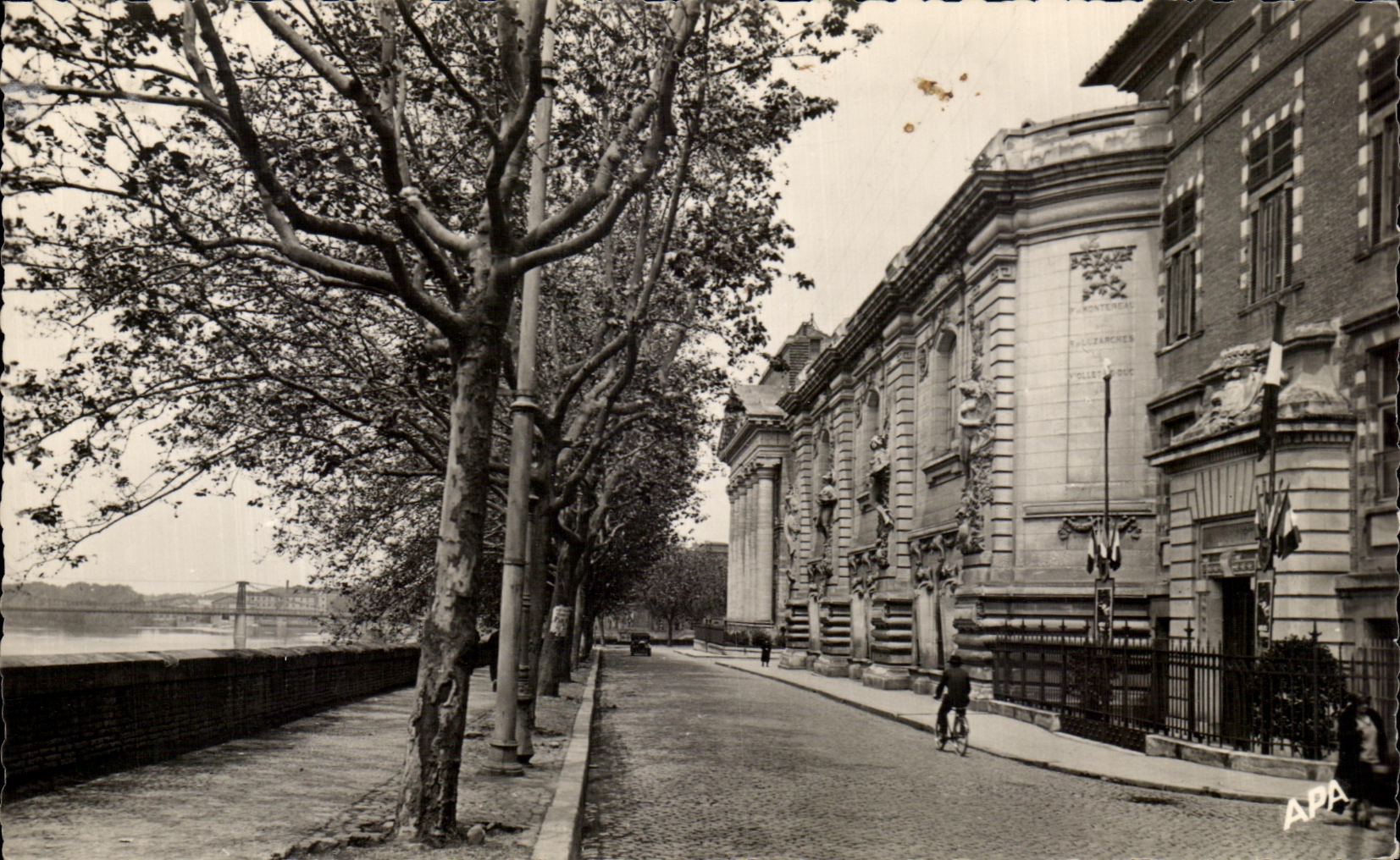 CPA Toulouse Ecole des Beaux Arts vue du Quai de la Daurade