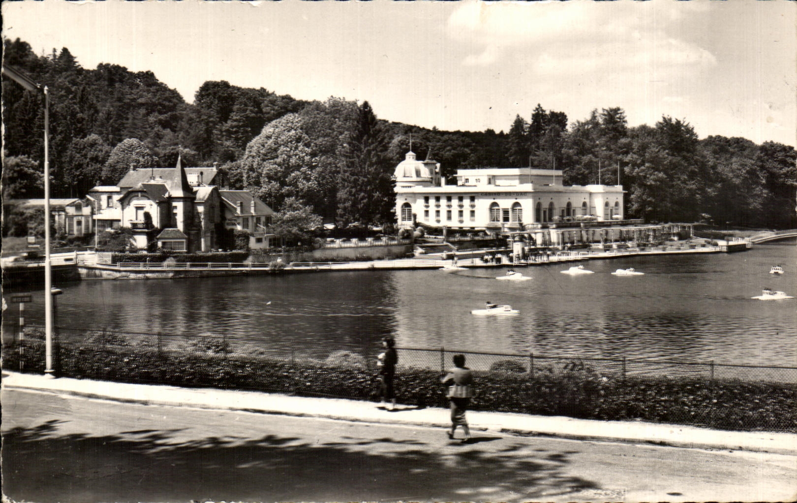 CPA Station thermale de Bagnoles De L'Orne Le casino du lac et les pedalos