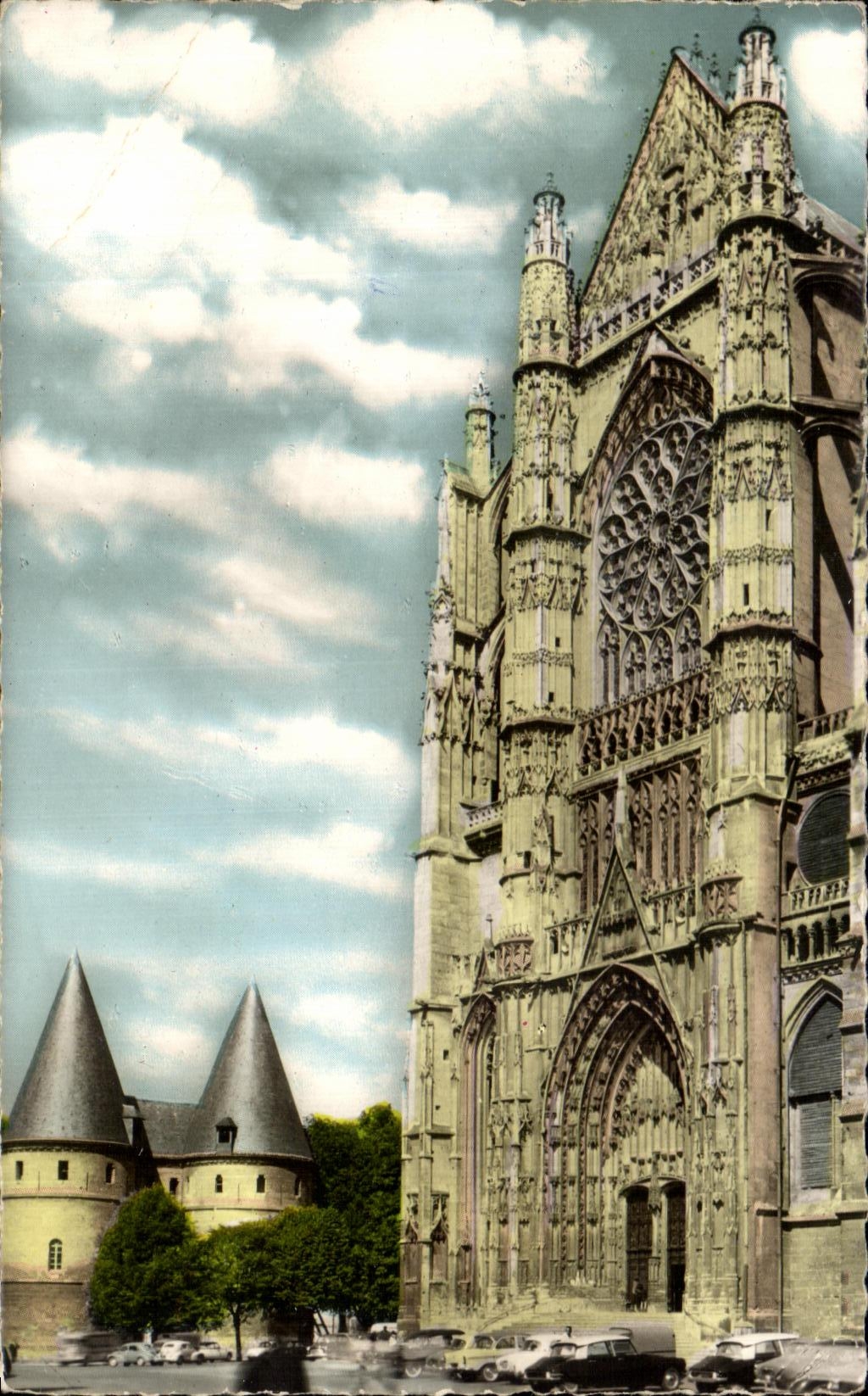 CPA Beauvais Le Cathedrale et les Tours du Palais de Justice