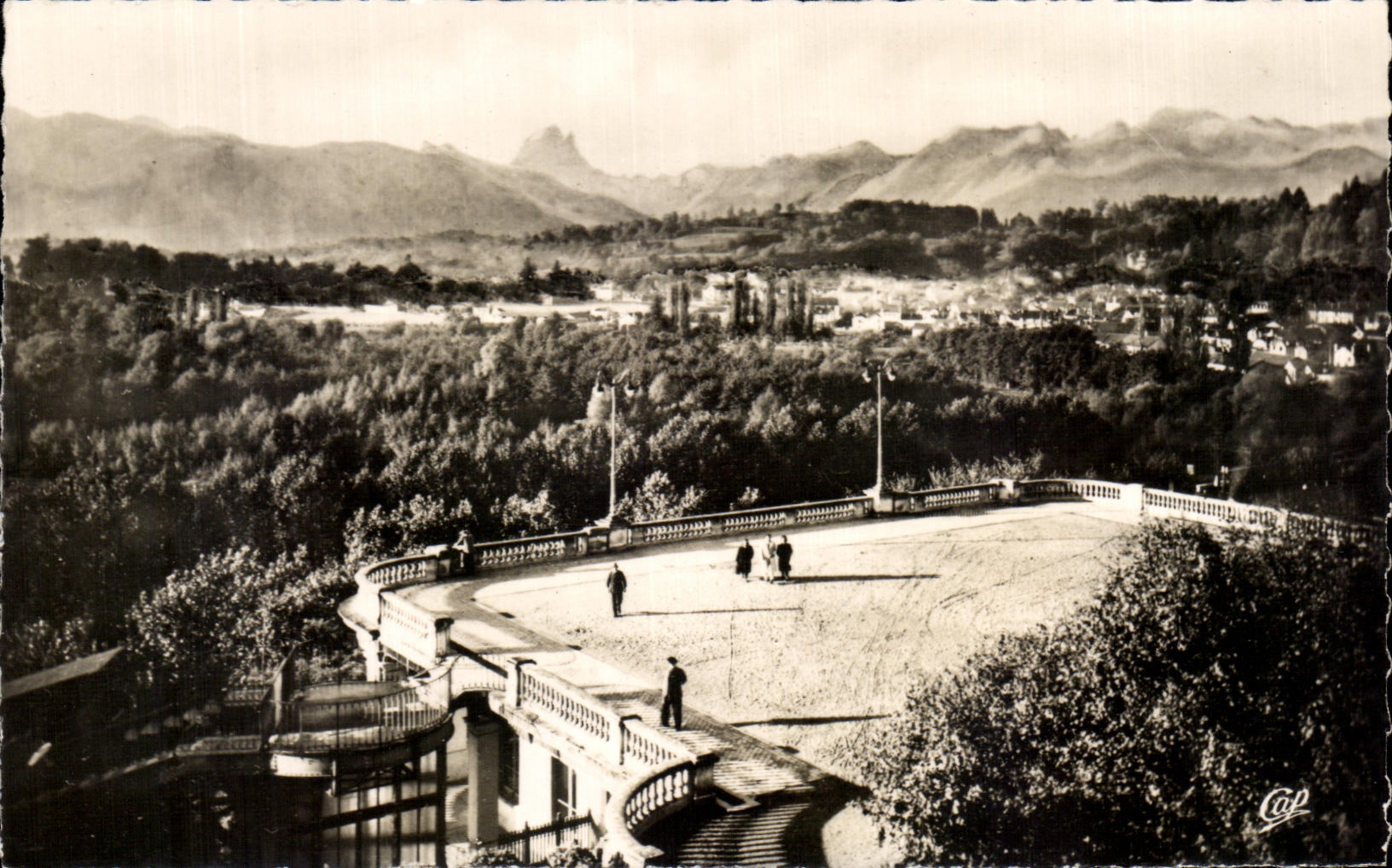 CPA Pau the Esplanade and the Chain of the Pyrenees