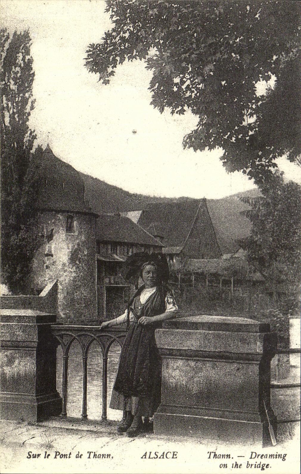 REPRO Sur Le pont Thann Alsace Femme Folklore Costume