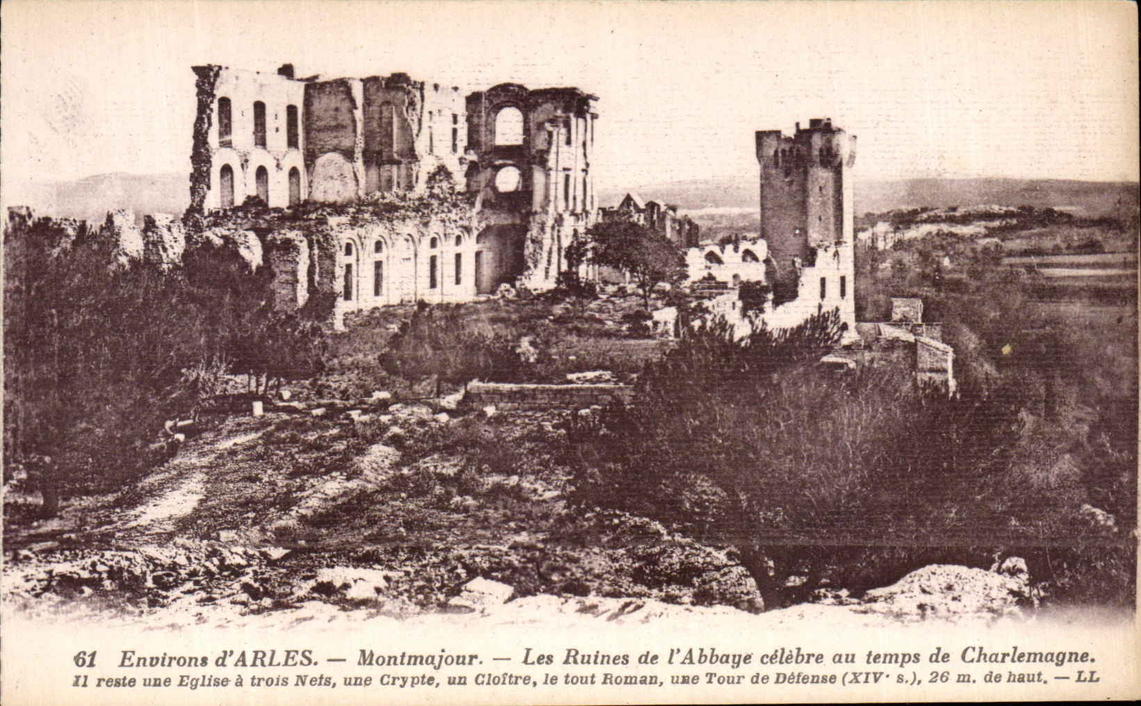 CPA Environs of Arles Montmajour the Ruins of the Abbey celebrates at the time of Charlemagne