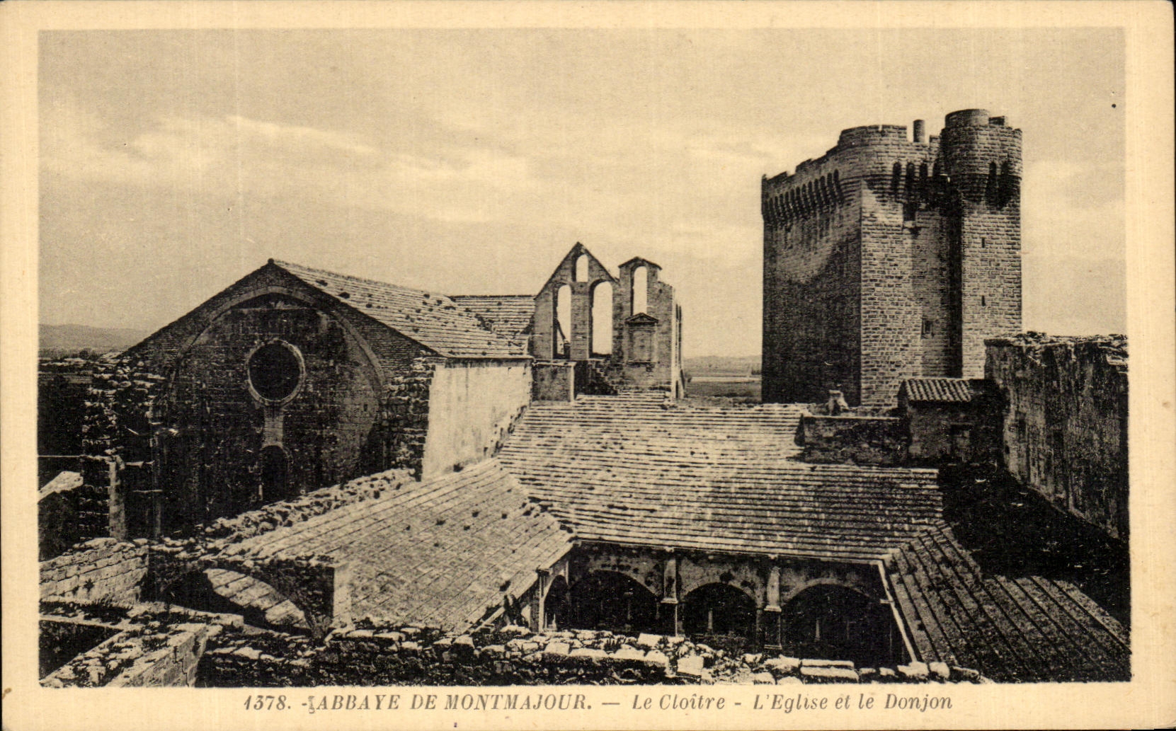 CPA Abbaye de Montmajour Le Cloitre L'Eglise et le Donjon