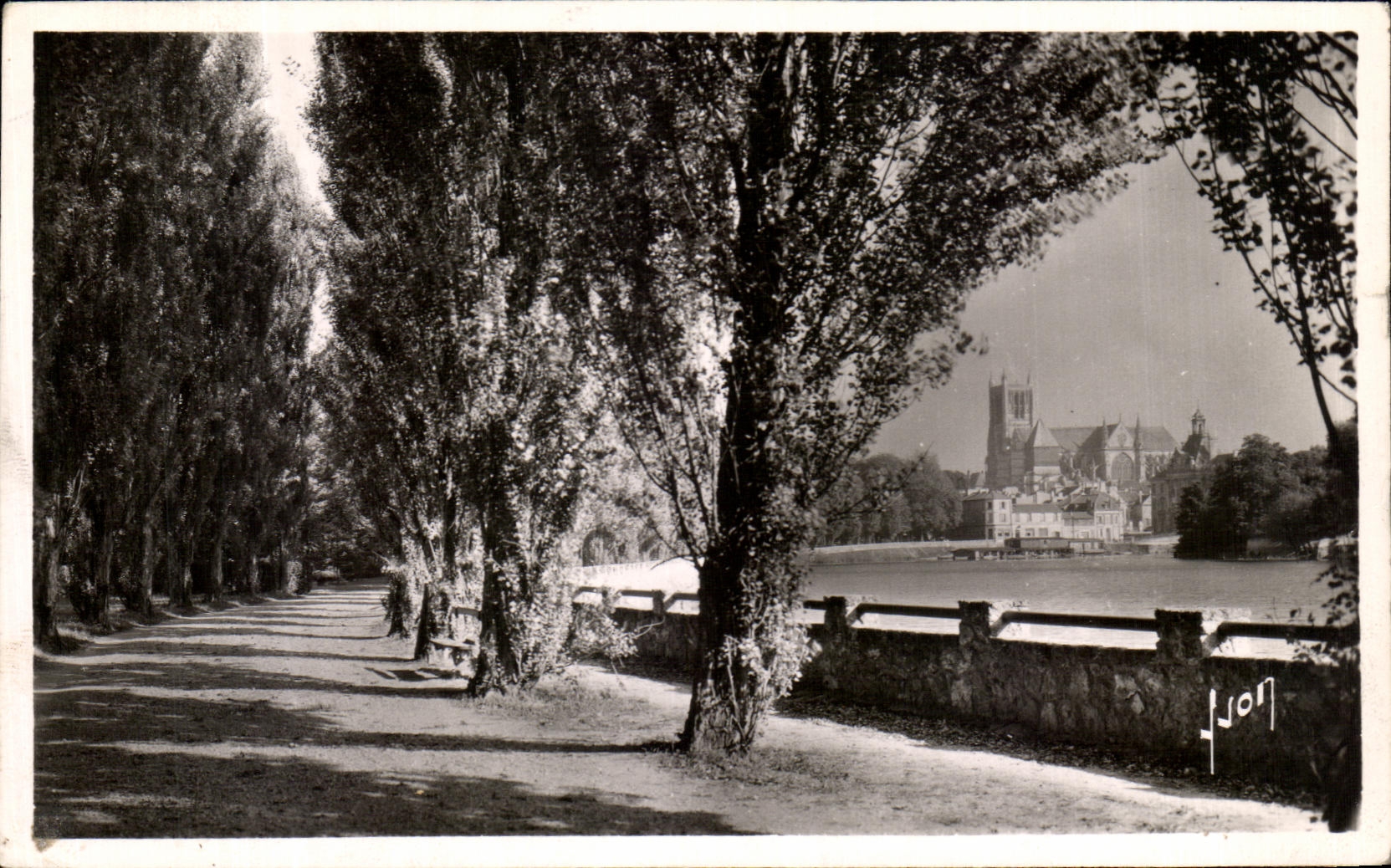 CPA Meaux Promenade des Trinitaires et la Cathedrale