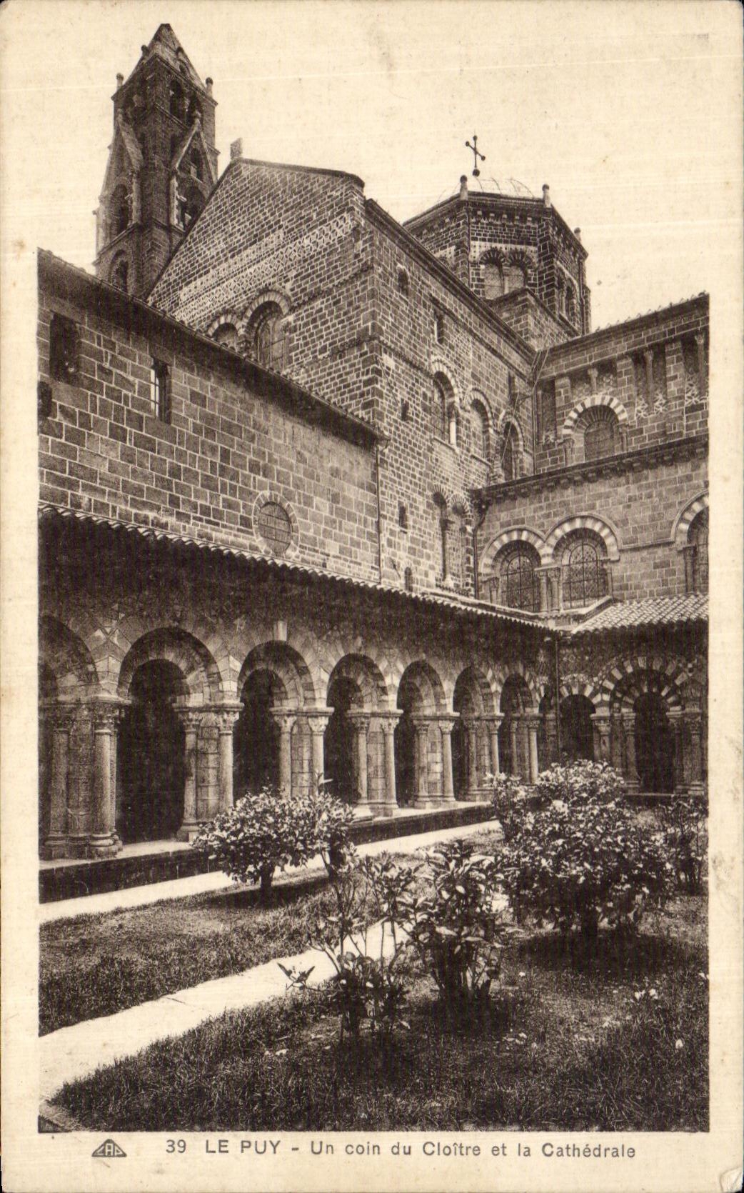 CPA Le Puy Un Coin Du Cloitre Et La Cathedrale