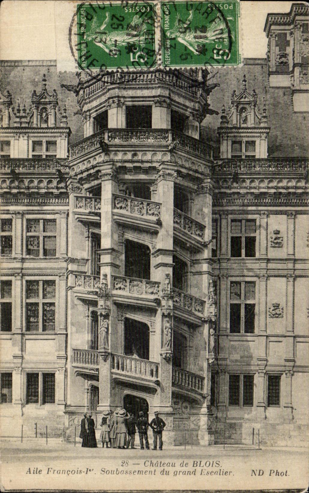 CPA Chateau de Blois Aile Francois ler Soubasement du grand Escalier