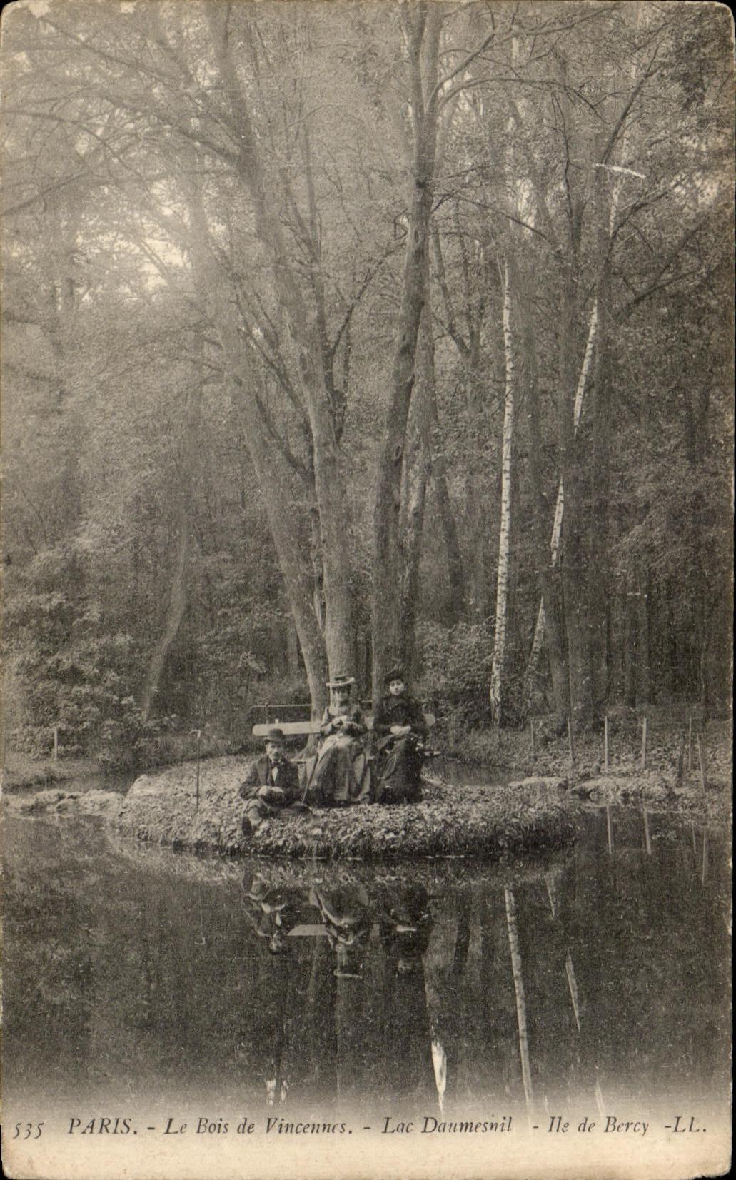 CPA Paris the wood of Vincenns Lake Daumesnil Island of Bercy